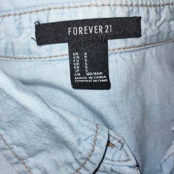 4/$20 EUC Forever 21 Ombre Denim Button Down Shirt Sz S - Picture 2 of 4